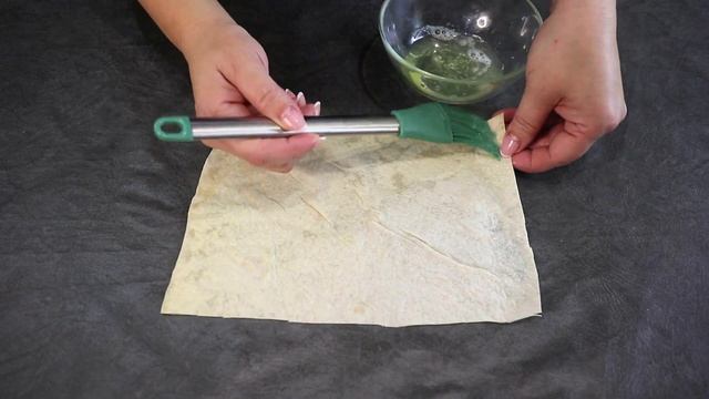 Рецепт невероятно вкусной закуски из лаваша с начинкой