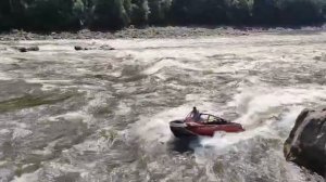 Видео как "Росомаха" -  R6000S проходит Хутинский порог на Енисее в большую воду
