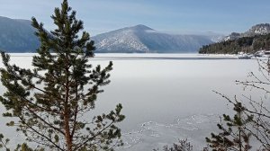 В районе посёлка Яйлю озеро покрылось тонким льдом.