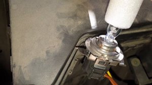 Замена фарной лампочки Ниссан - там где трудно подлезть.