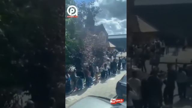 Великобритания Уимблдон много людей стоят в очереди за бесплатным обедом. смотреть онлайн