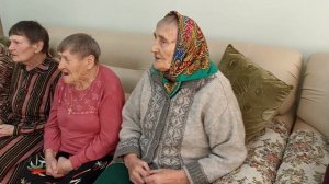 Виновата ли я? Поют бабушки.