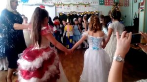 Праздник в школе! Спи ёлочка бай бай!!!👬👭👬 Ребята отгадайте где я!!
