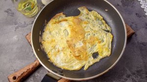 Салат с яичными блинчиками, копчёной курицей и кукурузой