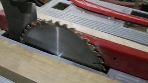 Как отпилить тонкие ламели (шпон) на распиловочном станке,как это делаю я))
