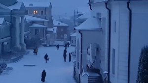 Монастырская площадь вечером, колокольный звон созывает на Богослужение. 20.11.2020г.