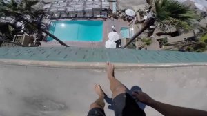 Еще один прыжок с крыши в бассейн