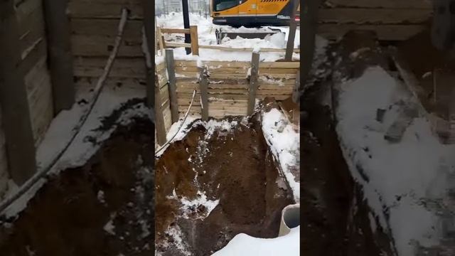 Разработка котлована в зимнее время.