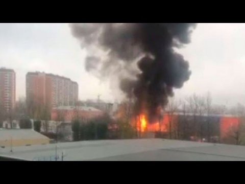 Столб огня: в Москве на складе газовых баллонов произошел пожар