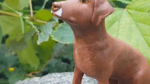 Портретная фигурка пес Хьюго из полимерной глины ручная работа. Лепная статуэтка собаки на заказ.