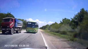 Дебил за рулем автобуса в Крыму