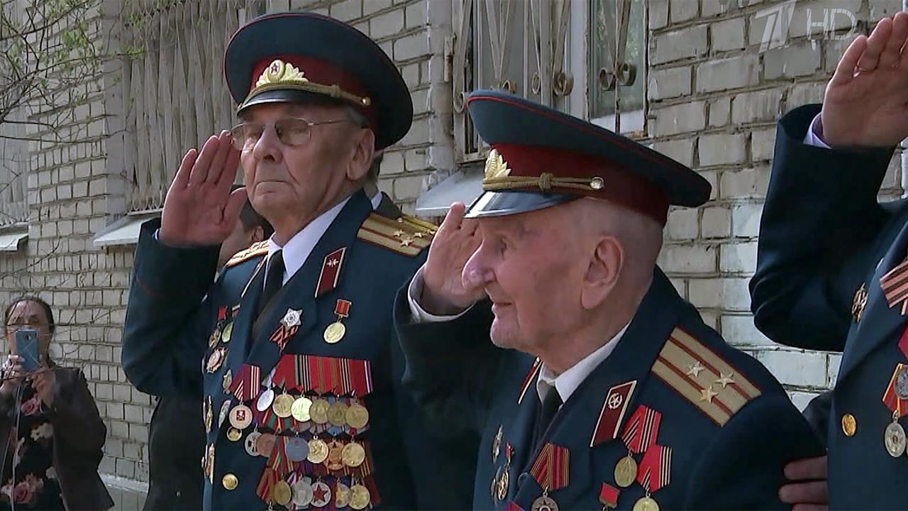 В Москве в канун Дня Победы ветераны принимали поздравления с предстоящим праздником