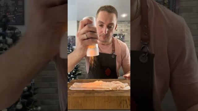 Куриные рулеты в беконе. смотреть онлайн