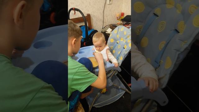 Брат кормить сестру.) смотреть онлайн