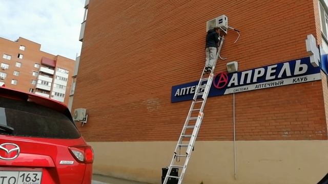 Монтаж наружного блока кондиционера Haier Coral 09, с лестницы смотреть онлайн