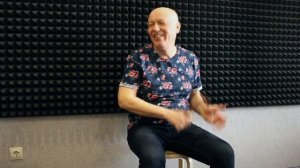 Круто играет на ложках