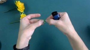 Композиция из атласных лент Цветы из атласных лент\Master diy канзаши