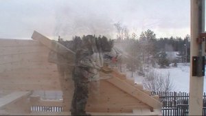 Подрезаем фронтоны брусового дома