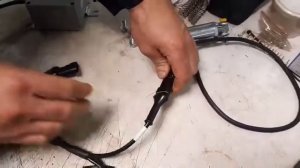 Монтаж датчика приближения к ЛЭП для автокрана