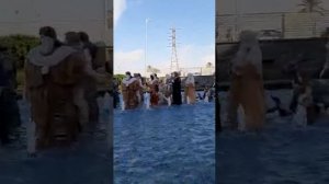 Моисей выводит еврейской народ через море....