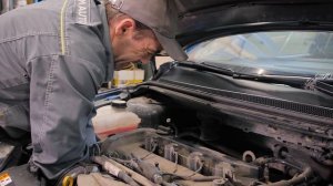 Замена насоса охлаждающей жидкости и обслуживание привода агрегатов на Ford Focus 2 - с MILES.