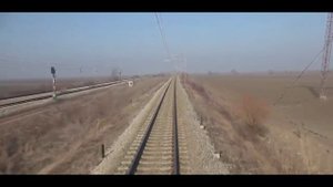 Вид из окна кабины в Европе Белград Сербия красивое видео поездка на поезде по территории Сербии