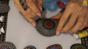 Рисую мандалу на морском камне ♥ Kateryna Crochetka