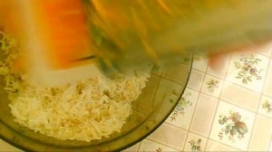 Салат из колбасного сыра и моркови