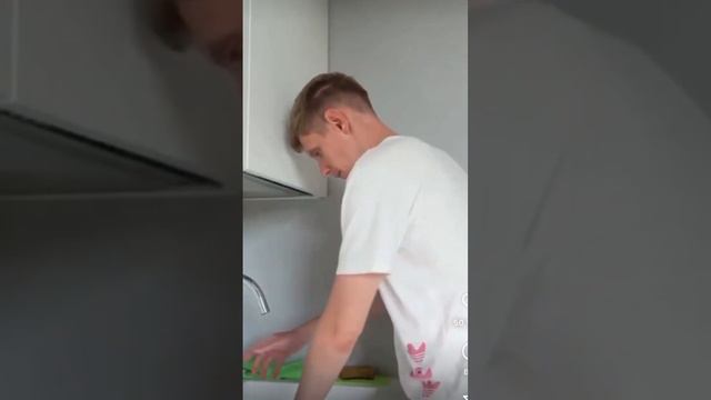 Вот почему мужчинам нельзя мыть посуду