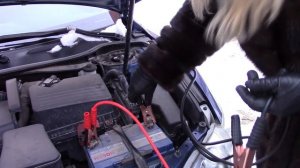 Как прикурить автомобиль Девушка прикуривает авто Блондинка рулит How to start a car in cold weathe