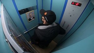 В лифте Минска повесили портрет Путина. Реакция белорусов удивила.