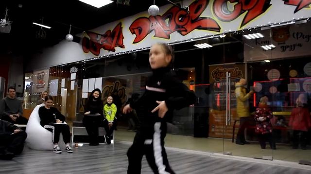 Арина Радченко vs Валерия Саркар / HIP-HOP NEW YAER BATTLE KIDS 1/2