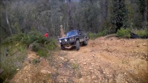 Джип почти забрался на горку, но что-то пошло не так!.