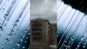 Ураган сносит крышу дома!