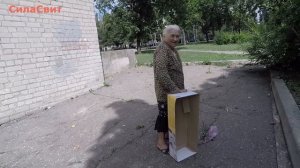 Скупил все продукты у бабушек потратил все деньги помогаю бабушкам