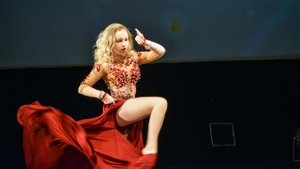 Шикарный восточный танец от очаровательной блондинки