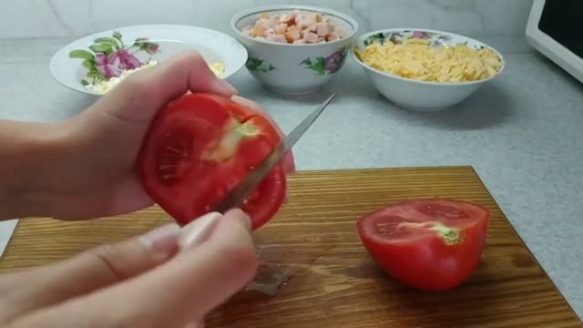 ЦЕЙ САЛАТ СПОДОБАЄТЬСЯ УСІМ. Беремо шинку, помідори, сир, яйця та сухарики, нічого складного смотреть онлайн