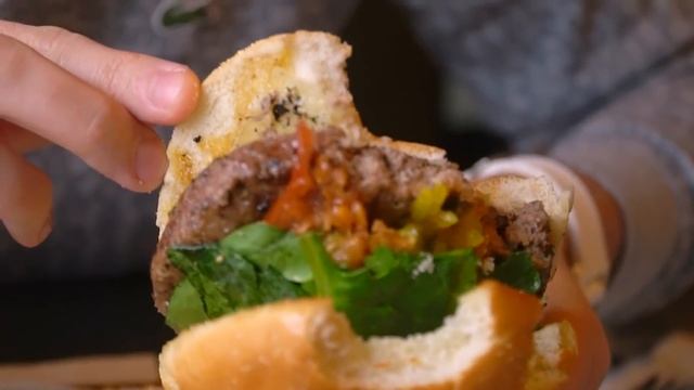 Заказал САМЫЕ ВКУСНЫЕ БЛЮДА по совету официанта / БУРГЕР за 195 рублей / Обзор ресторана Торро Грил смотреть онлайн