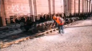 ОЧИСТКА ЖД ПОЛУВАГОНА после ВЫГРУЗКИ и закрытие ЛЮКОВ.