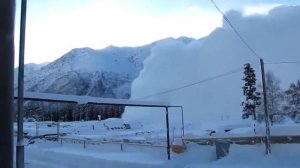 Сход лавины в поселке Терскол