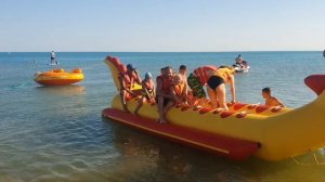 Катаемся на банане дракоше на море. Вика и папа, экстрим. Анапа 2022.