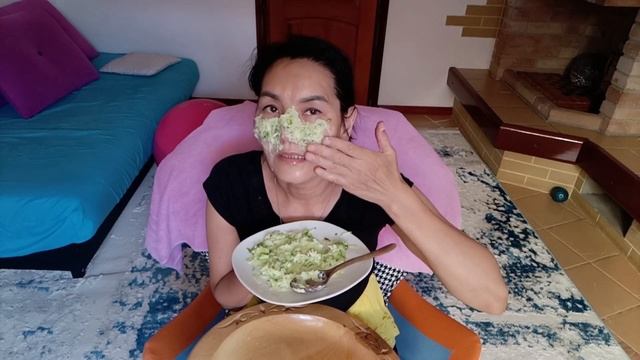 Если Вы смешайте огурца со сметаной, то не Поверите глазам! Моментальное отбеливаение лица.Супер! смотреть онлайн