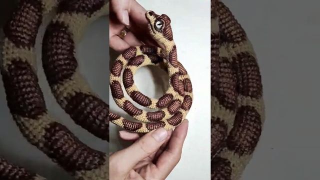 Crochet snake pattern. LINK IN DESCRIPTION. Вязаная змея. Ссылка на мастер-класс в описании.