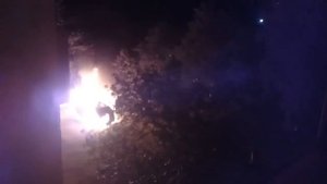 СГ0РЕЛА машина у нас во дворе. . Стpашный П0ЖАР. Автомобиль сгорел на глазах у хозяина. за 10 минут