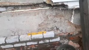 Переделываю обвалившуюся  кирпичную облицовку дома .