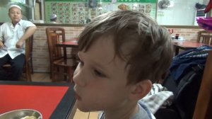 Дети учатся есть китайскими палочками. Милота и ржака