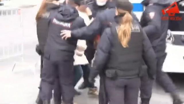 Промеса задержала полиция. Задержание женщин полицией. Жёсткое задержание женщины. Задержание 07.07 в Москве.