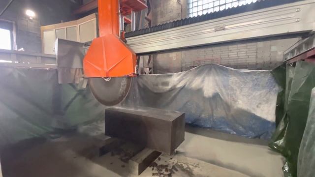 Распиловка гранитного блока месторождение Дымовское. смотреть онлайн