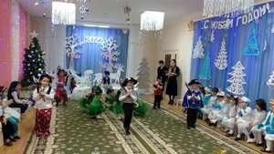 танец "Елочки и дровосеки" средняя группа. Д/С№8 г. Избербаш