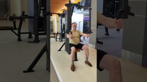 Упражнения для укрепления мышц верхних конечностей и плечевого пояса. 
Выполняет доктор Л.А. Буланов